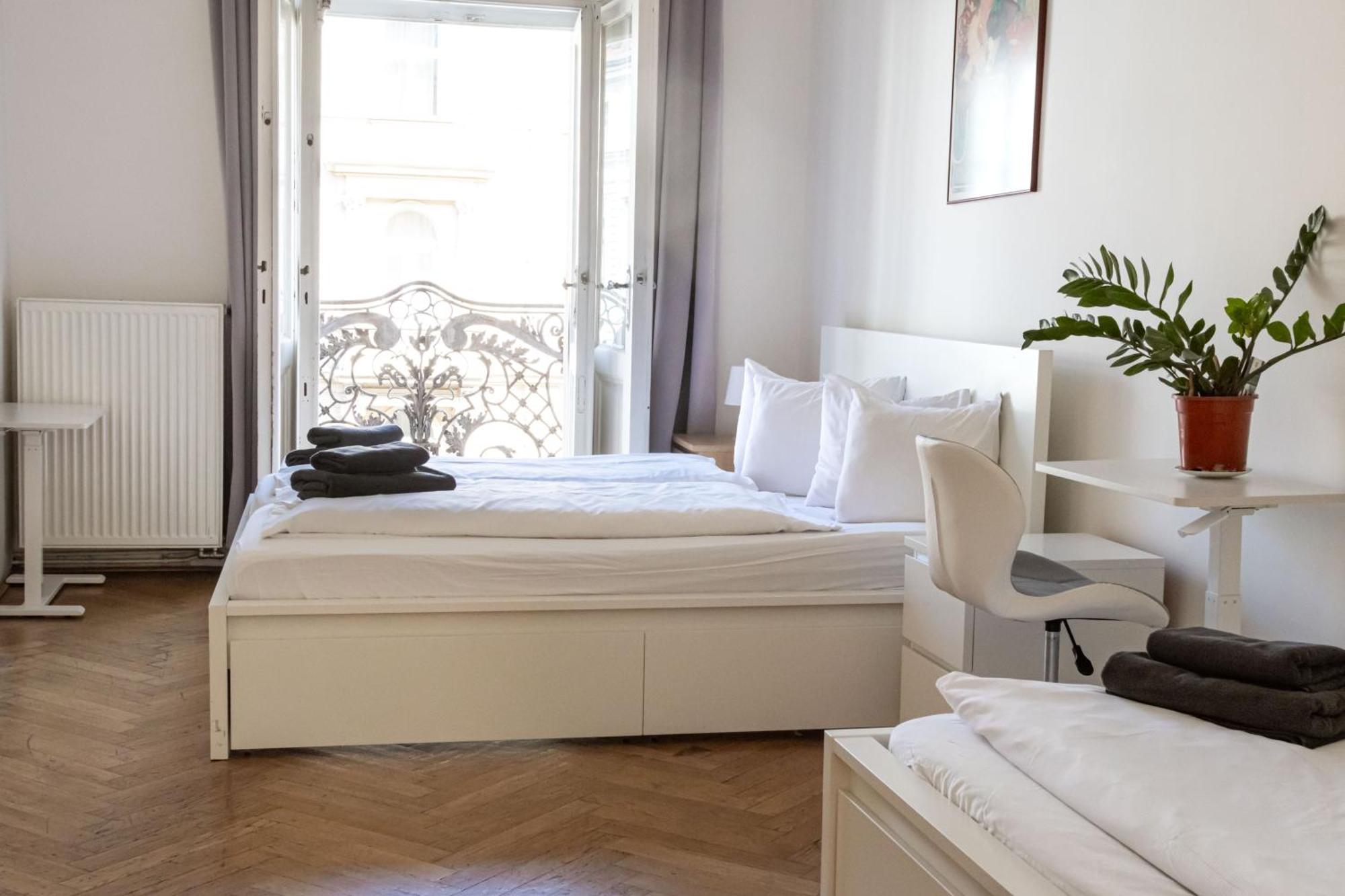 Apartments In Mala Strana - 10 Minutes From Charles Bridge Прага Екстериор снимка