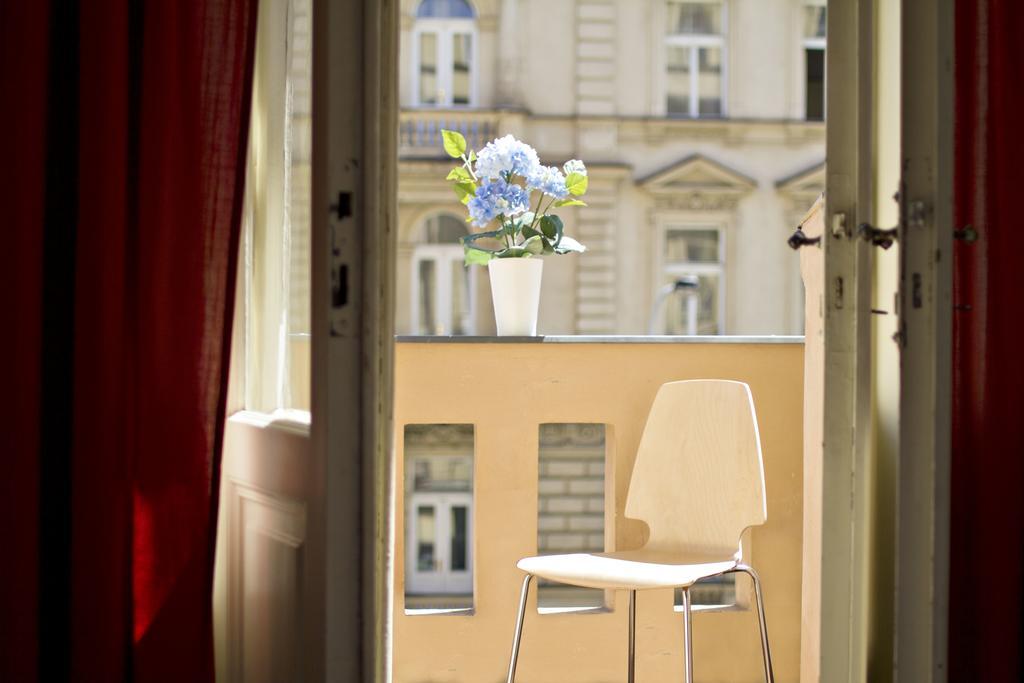 Apartments In Mala Strana - 10 Minutes From Charles Bridge Прага Стая снимка