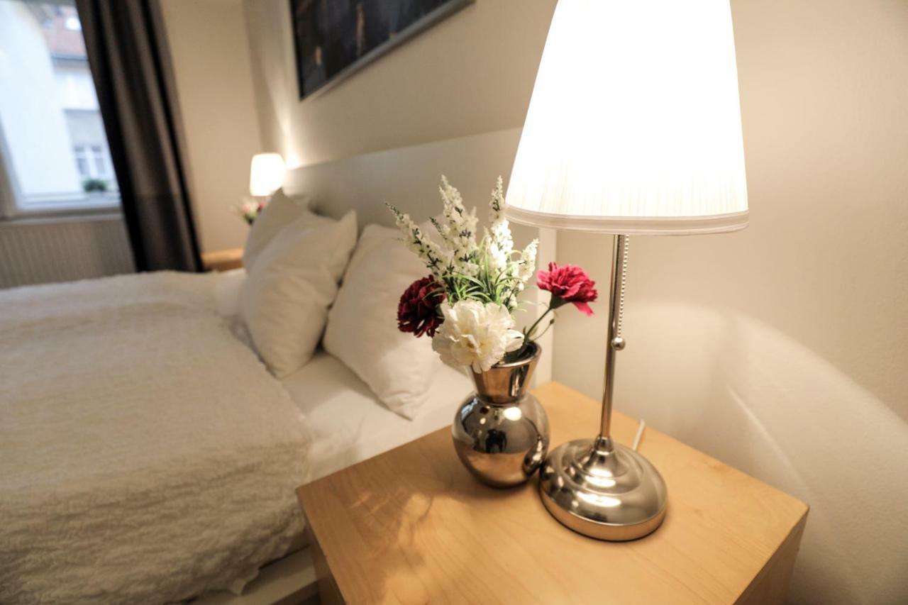 Apartments In Mala Strana - 10 Minutes From Charles Bridge Прага Екстериор снимка