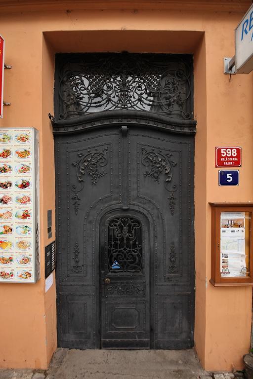 Apartments In Mala Strana - 10 Minutes From Charles Bridge Прага Екстериор снимка